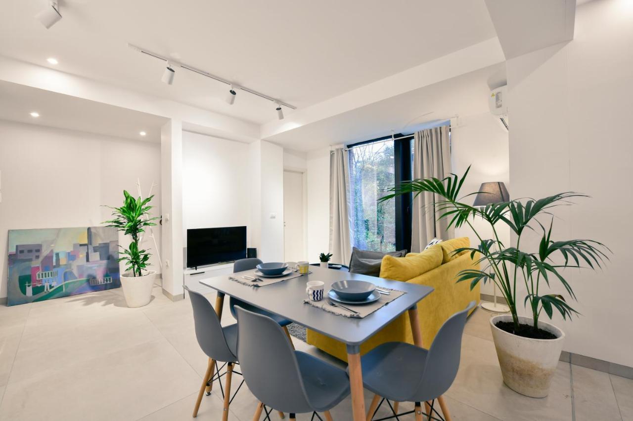 Collective Urban Villa In Tirana Bagian luar foto